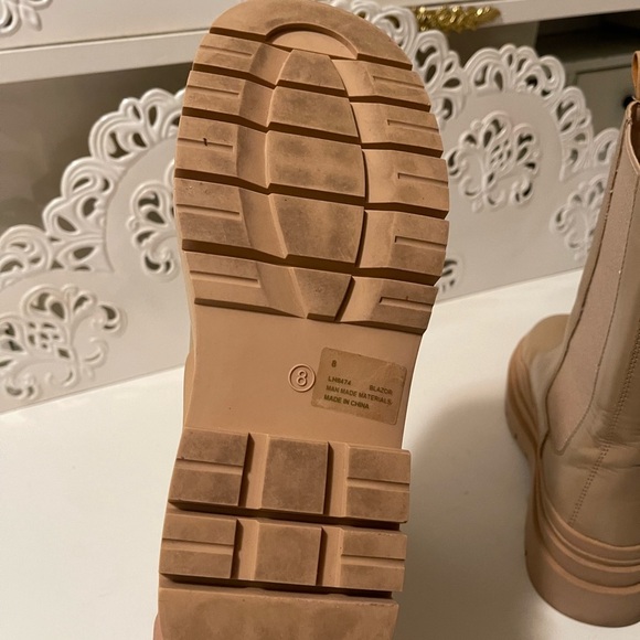 CAPE ROBBIN booties
square round toe
snow booties
platform
lug - Picture 7 of 14